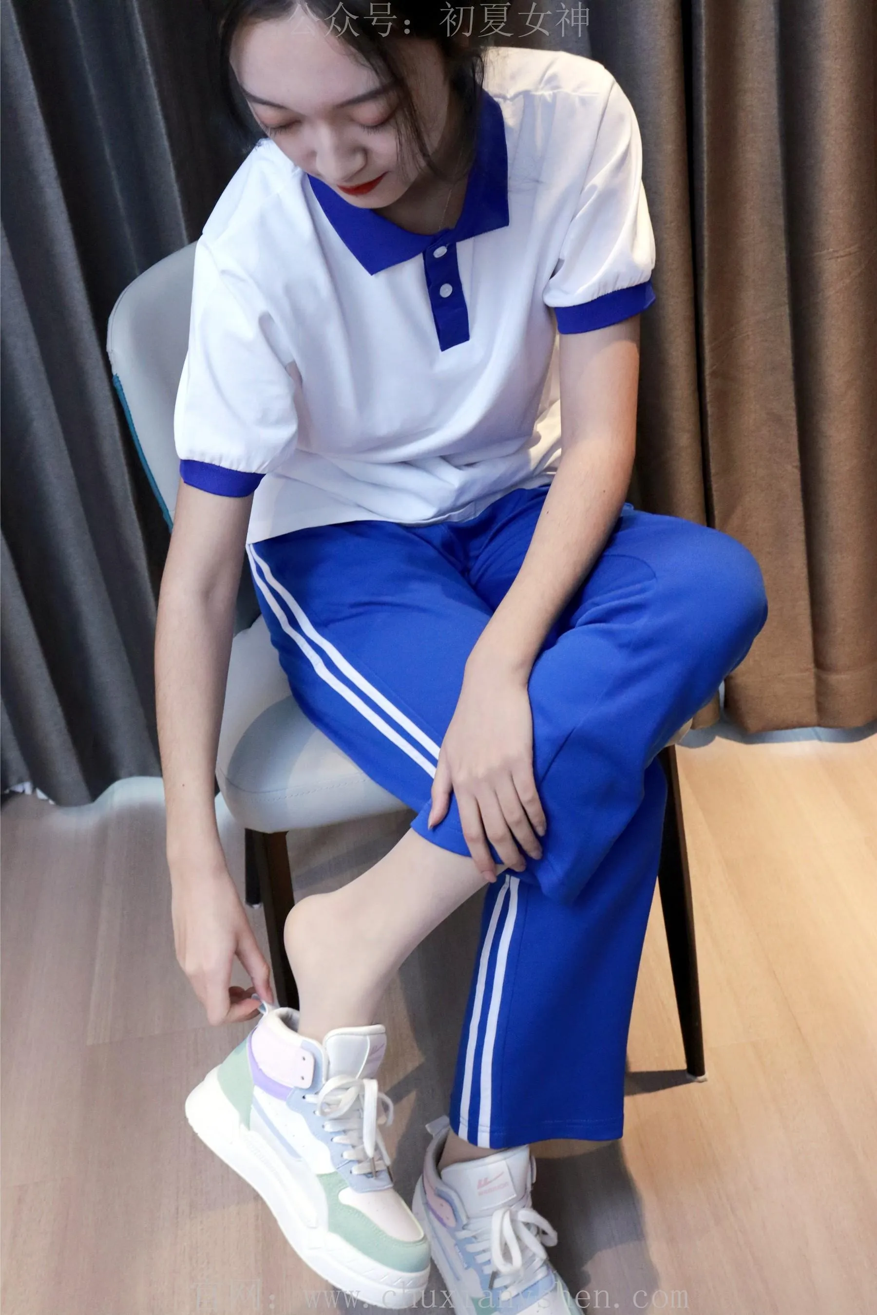 初夏女神 NO.001 依依校服搭配37码运动鞋拍摄 [126P]插图3
